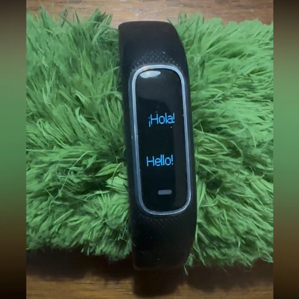 Garmin Vivosmart 4 with two charger cords - Picture 1 of 4